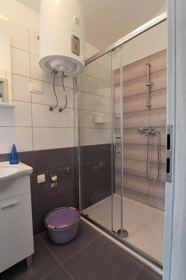 Apartmani Rebecca Vir Exterior foto